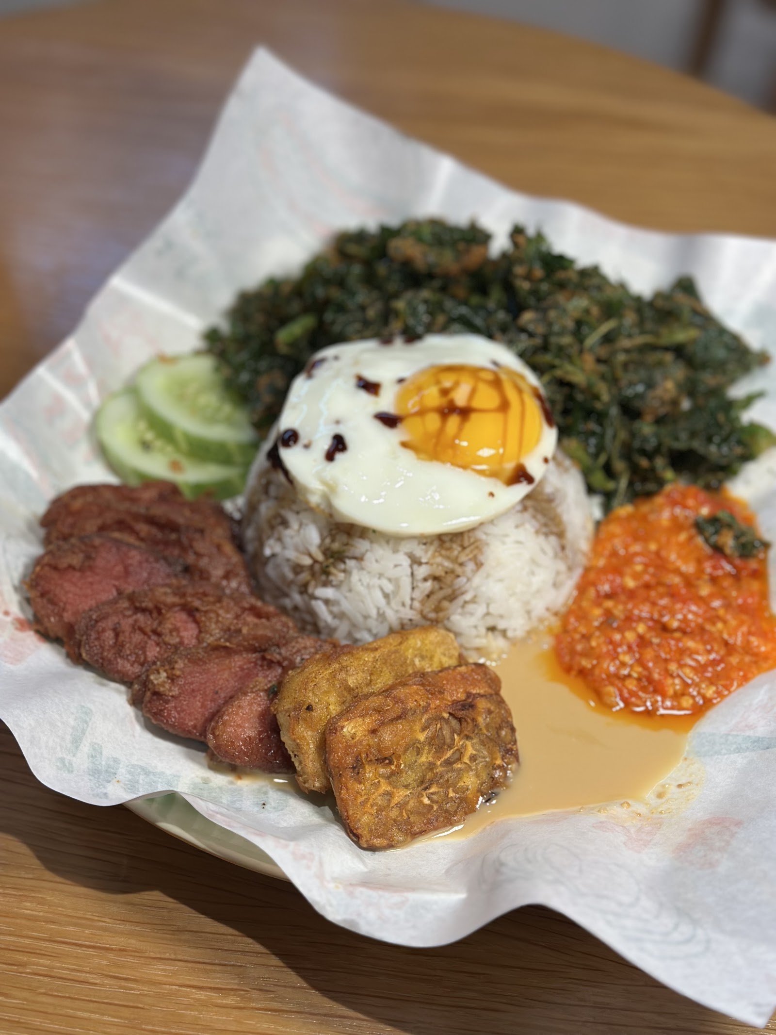 Set D (Nasi + Ayam + Tauhu + Tempeh + Kubis + Kacang + Sambal + Pedal + Cucumber)